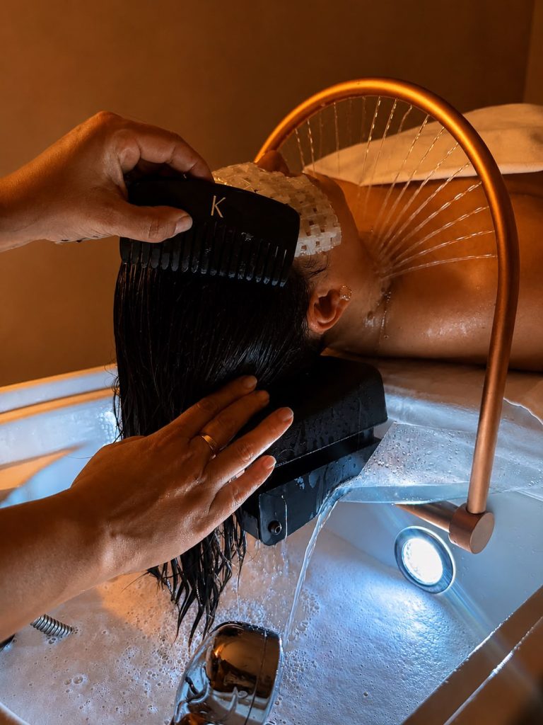 Ritual capilar 4 Manos Deluxe Kérastase Head Spa en Glam Spa Badajoz